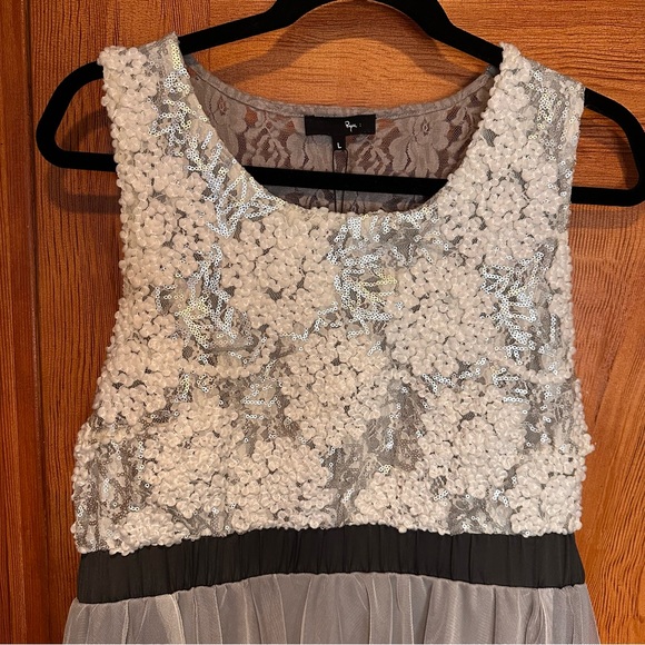 Lace tulle dress - Picture 2 of 9